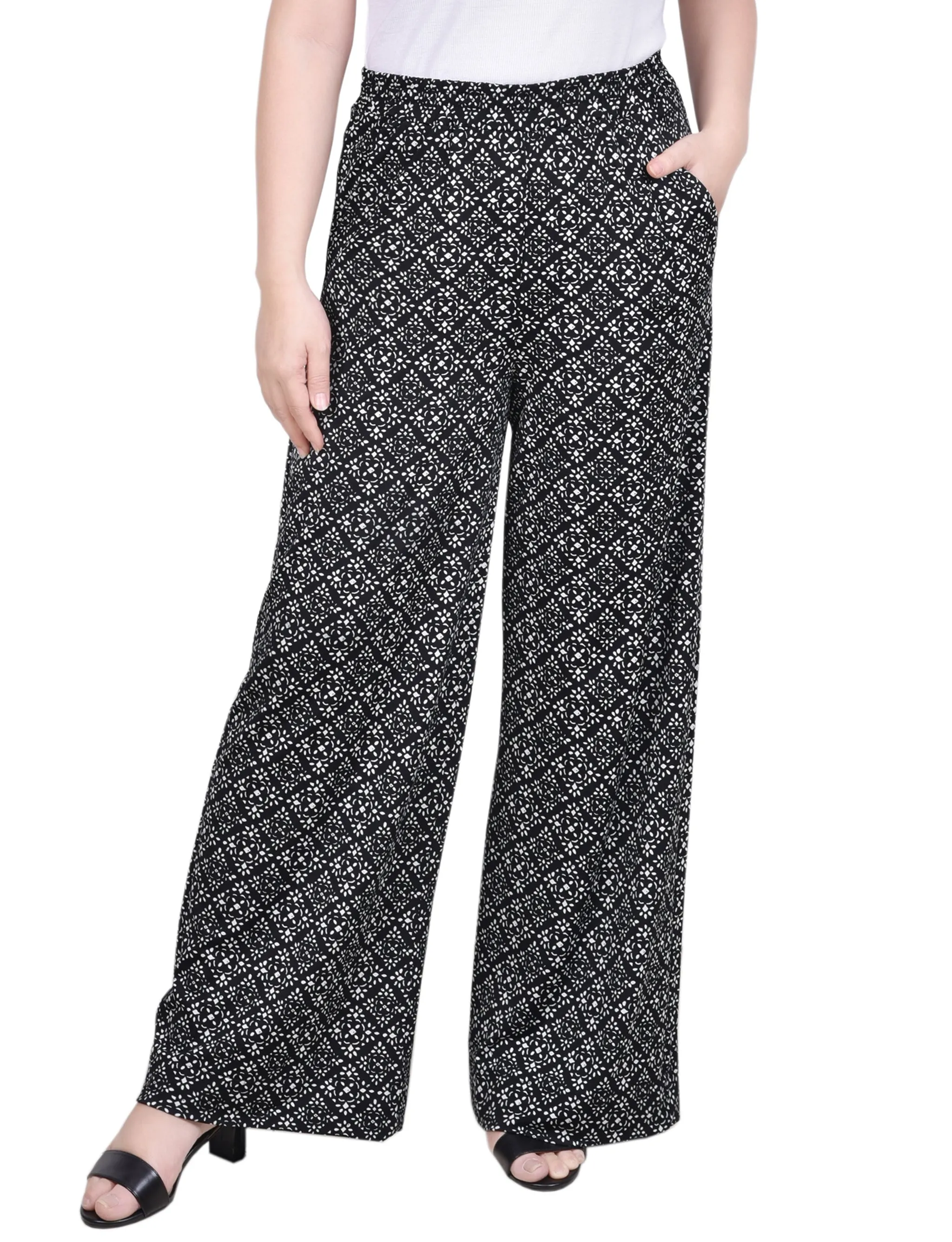 Petite Wide Leg Pull On Pant