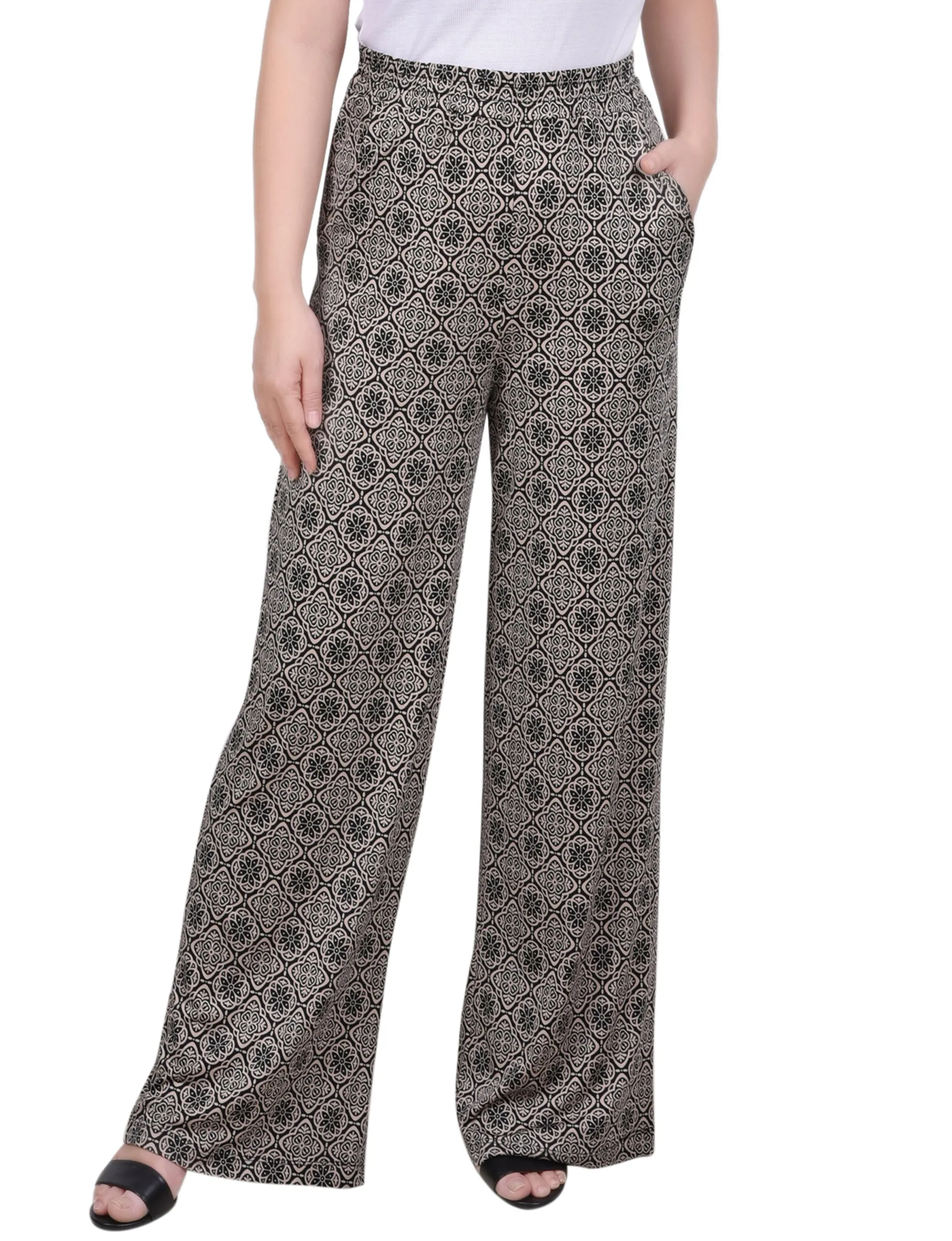 Petite Wide Leg Pull On Pant